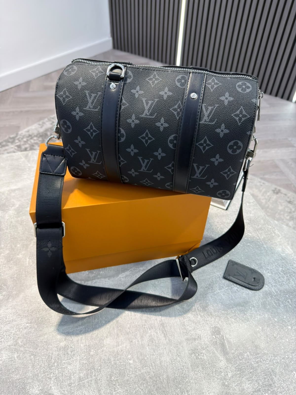 Lv Mens bag image 3